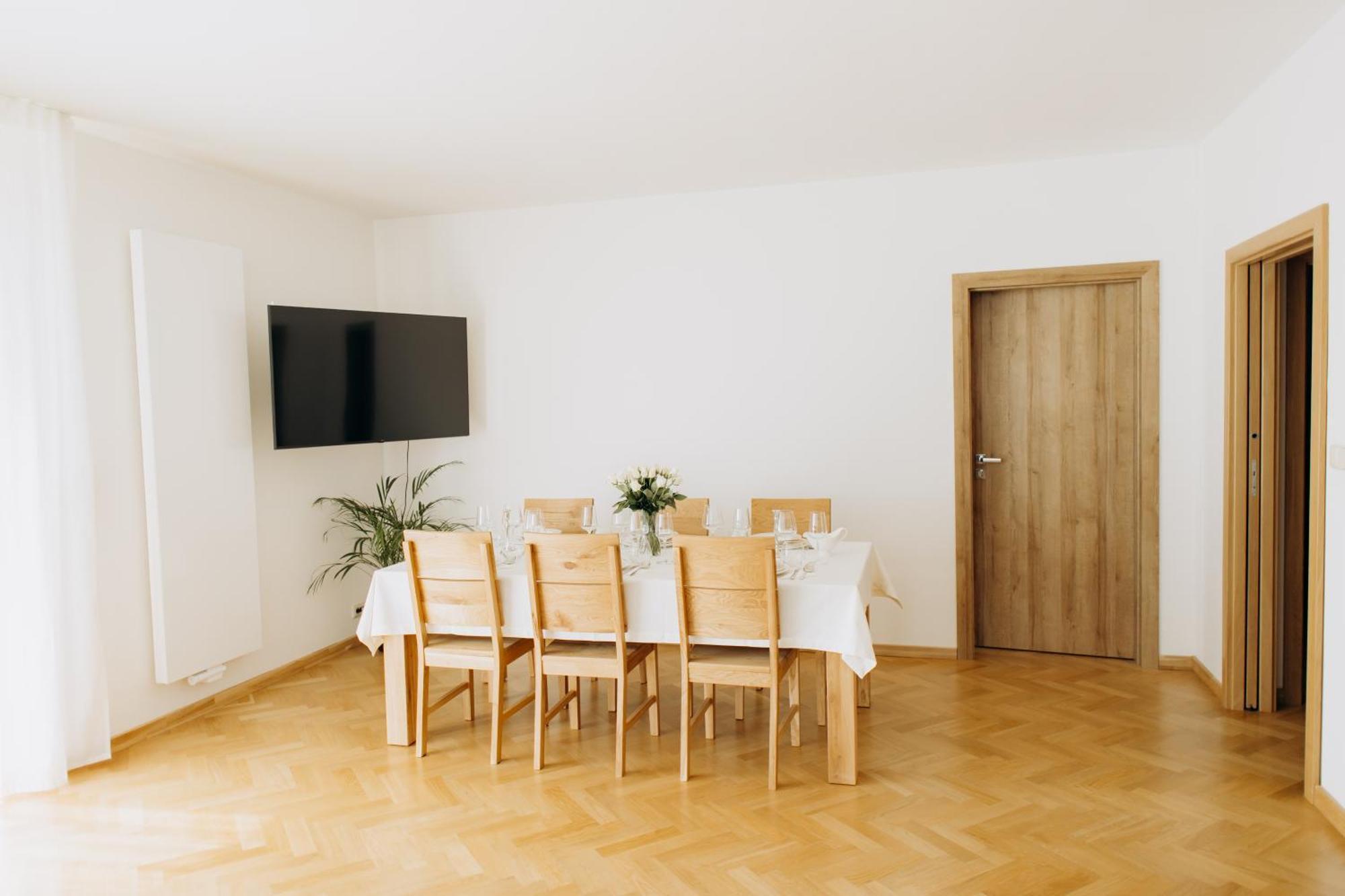 Familyvilla, New 4 Luxury Big Apartments, Parking - Prague — Photos 3